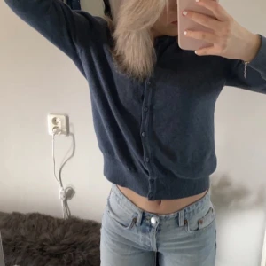 Blå kofta från h&m - Finstickad kofta från H&M i nyskick! Säljer då den aldrig används😇