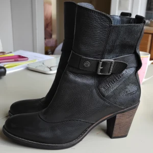 Hilfiger - Använda enstaka gånger men I super fint skick. Perfekt höst sko.