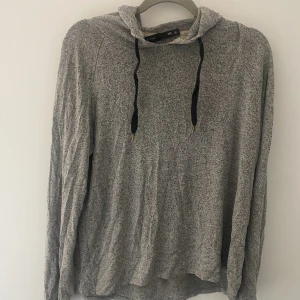 Stickad hoodie  - Mysig tröja, säljer då den aldrig används 💞