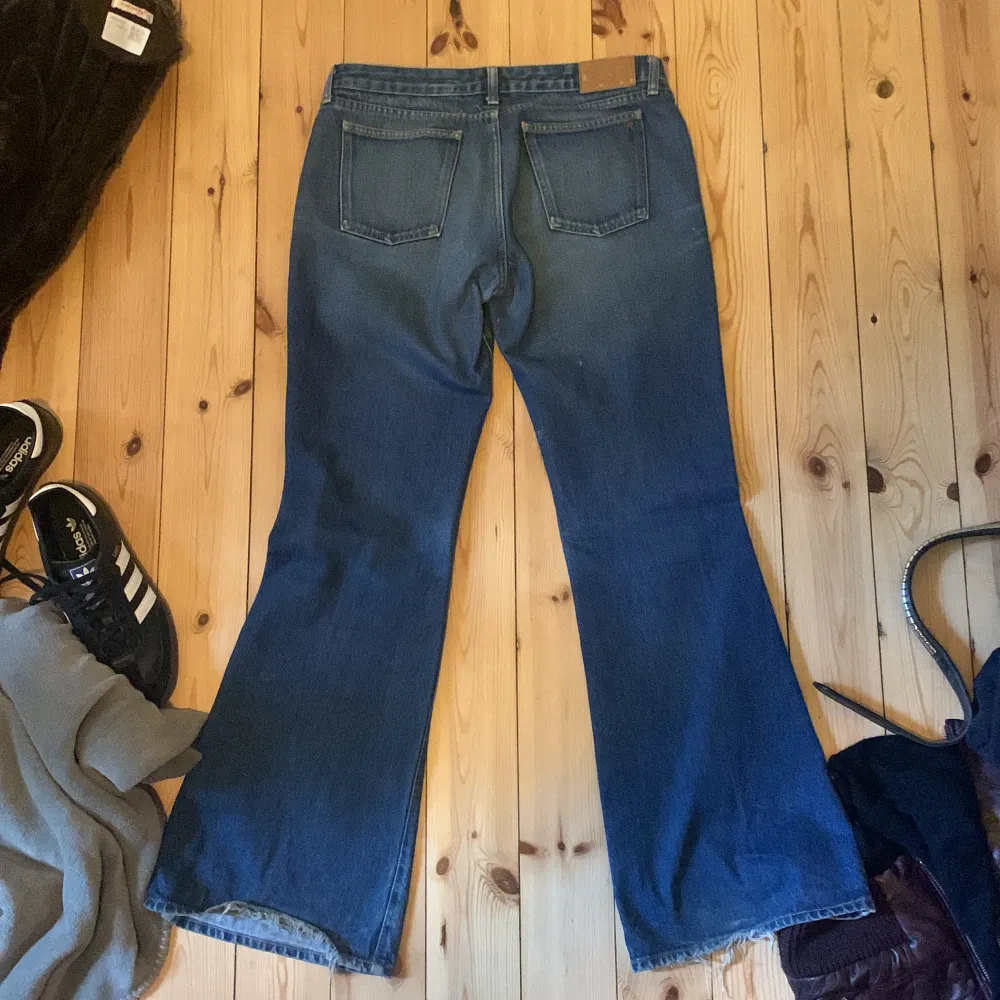 innerbenslängd:81  jättesnygga bootcut jeans perfekta för hösten!! snygg blå färg och röd detalj på fickan!!  säljer pga att de inte passade. sista bilden är från den gamla säljaren. Jeans & Byxor.