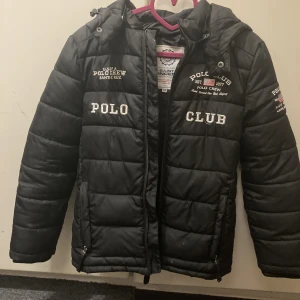 Polo club dunjacka - Säljer min lillebrorsas jacka strl 150/XS 