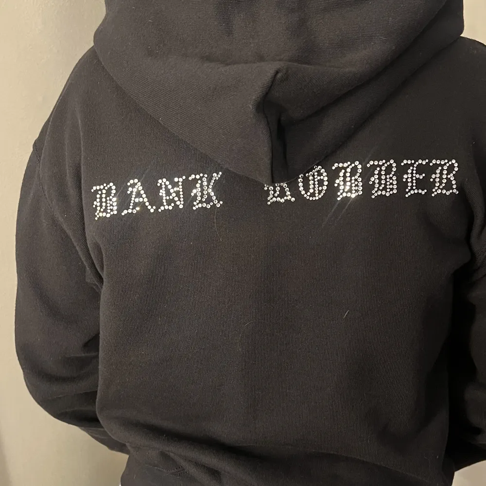 Använd Max 3 gånger ❤️ alla rhinestones sitter kvar 💕. Hoodies.