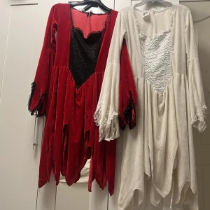 två halloween dräkter stl M/L - Inga accessoarer medföljer men snygga klänningar i djävul/ängel looken till Halloween!  2st = du och kompisen håller samma tema 🌟  En röd demon/djävul klänning - tre tyg ränder (bild 2) Vit ängel/jungfru klänning - fläckig runt krage&på spets