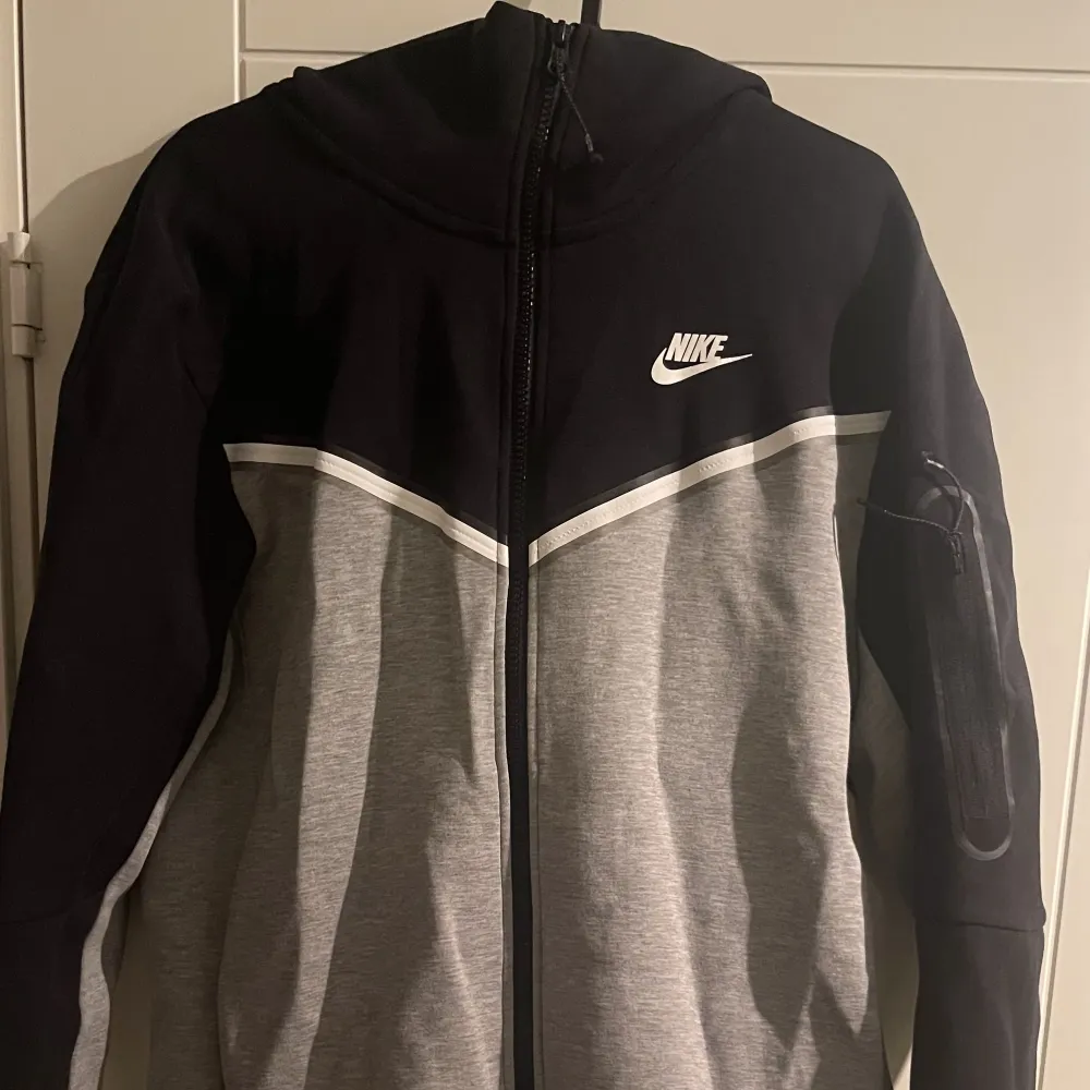 Säljer min Nike tech hoodie som är använd 5 gånger. Jätteskön och nice nu till hösten och vintern . Hoodies.