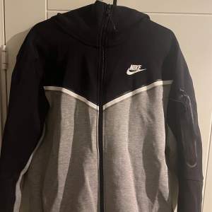Säljer min Nike tech hoodie som är använd 5 gånger. Jätteskön och nice nu till hösten och vintern 