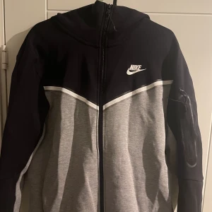 Nike tech hoodie - Säljer min Nike tech hoodie som är använd 5 gånger. Jätteskön och nice nu till hösten och vintern 