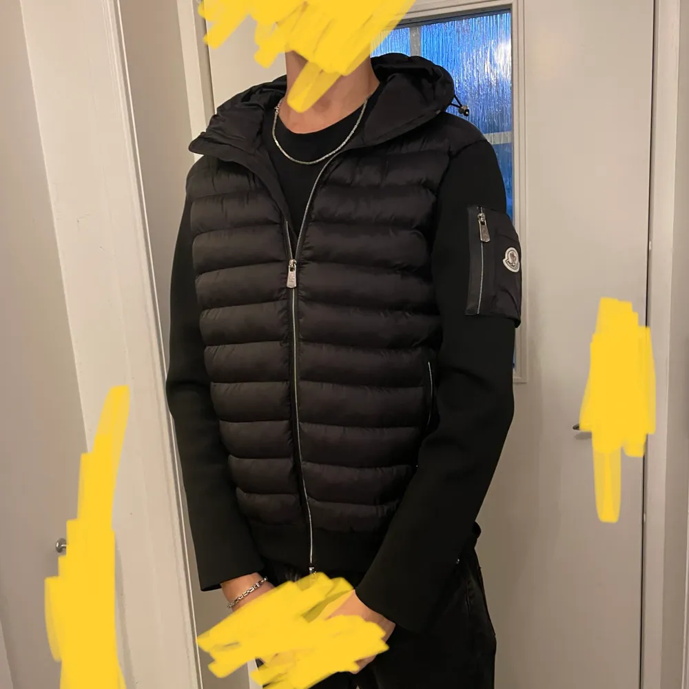 Säljer min helt nya moncler cardigan då jag fått en ny jacka aldrig använd Size Xl passar  Nfc funkar . Jackor.