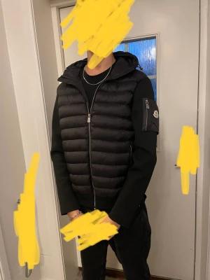 Moncler cardigan  - Säljer min helt nya moncler cardigan då jag fått en ny jacka aldrig använd Size Xl passar  Nfc funkar 
