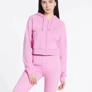 Adidas 2000s Luxe - Säljer min fina adidas tracksuit i fint skick. Den har blivit lite nopprig i ljumsken, därav priset. Nypris ca 900kr för både överdelens och nederdelen. Tveka inte att höra av dig vid eventuella frågor ⭐️