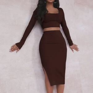 Tröja kjol set  - Tröja och kjol i brun färg, jättefin och bekväm men tyvärr lite för liten på mig.🤓🌷storlek XS men passar S