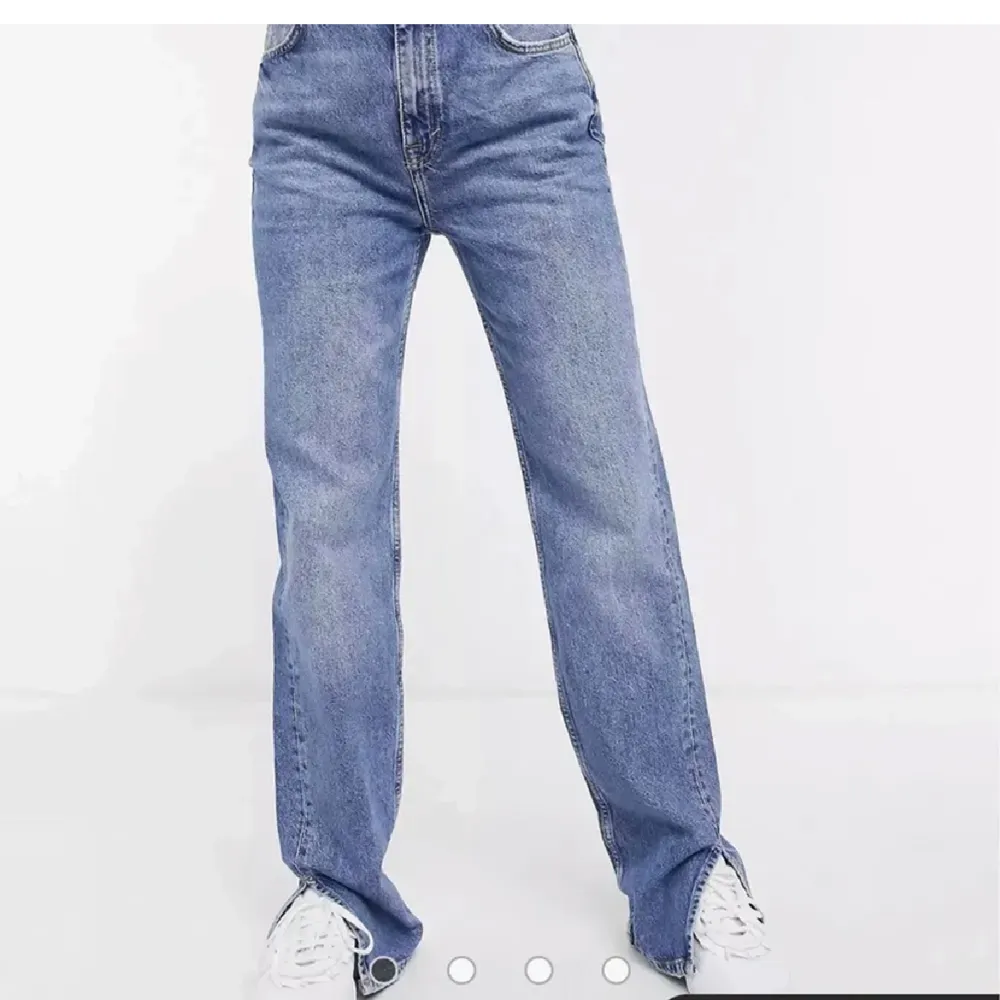 Blåjeans med slits. Helt nya, endast testade. Storlek 36. Skriv privat vid frågor!. Jeans & Byxor.