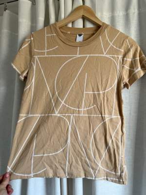 Härlig och snygg t shirt, använd bara ett fåtal gånger, märke: visual clothing projecet