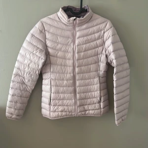 Rosa dun jacka - Jacka i nyskick. Storlek 34 men passar xs-m