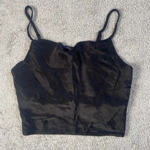 Satintopp  - Fin & kort satintopp från zara! Använd 1 gång så den är som ny🤩