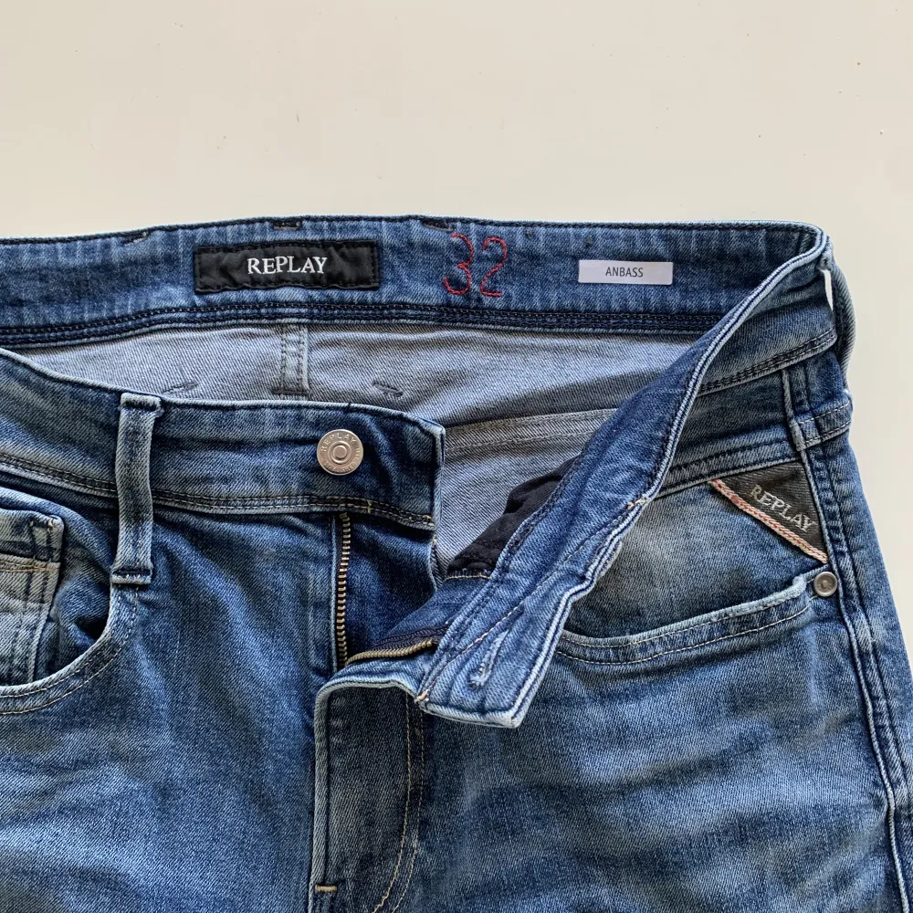 Jeans från Replay| Storlek: 32W - 32L - Skicket på jeansen är väldigt bra - Pris: 649kr - Nypris: 1700kr. Hör av er vid frågor!. Jeans & Byxor.