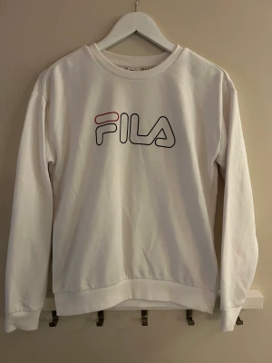 Fila tröja - Vit Fila tröja. Använd endast en gång, nyskick. Nypris 300kr🤍