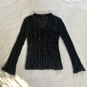 Meshtopp - Svart blus/topp med utsvängda ärmar och banddetaljer, från märket Express! 🎀