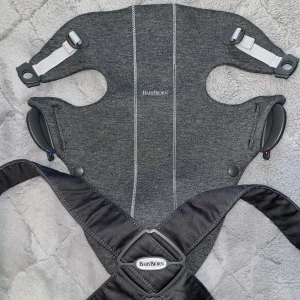 Babybjörn bärsele mini - 0–12 månader 3,2-11 kg, från 53 cm längd Tre bärpositioner Lätt att använda Sparsamt använd, i bra skick 