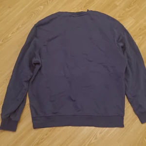 Blå tjocktröja  - Bra