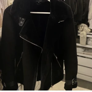 Jacka  - Säljer min snygga jacka med silverdetaljer 😍