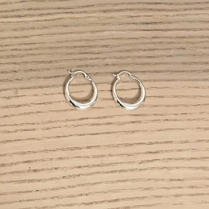 Silver hoops - De mest perfekta silver hoopsen! Nya, aldrig använda! Ungefär 2,5 cm långa