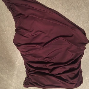 one-shoulder topp - jättefin mörkröd topp från bikbok, använt den två gånger men köper för mycket kläder så måste göra mig av med lite🥲🩷