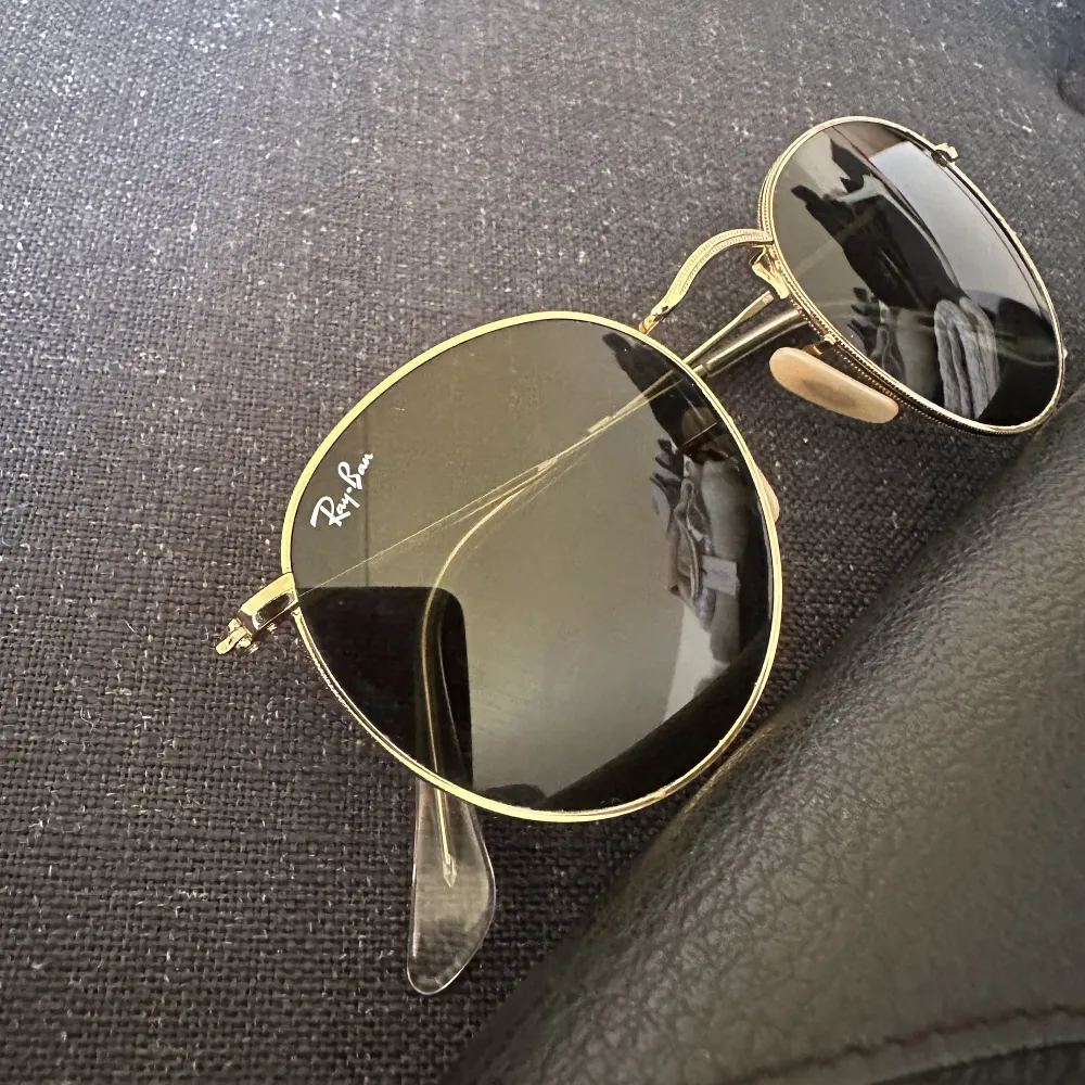 Ray-Ban solglasögon, säljs då de inte kommer till användning längre, känns enkla på och ger ingen huvudvärk som jag personligen enkelt kan få av vissa solglasögon❣️ . Övrigt.