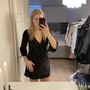 Klänning  - En svart kortare klänning från Nelly, använd men i fint skick🌸