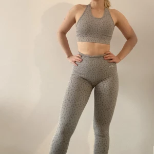 SportBH och Tights  - Grå sportBH med inlägg och matchande byxor, använda ett par gånger ✨