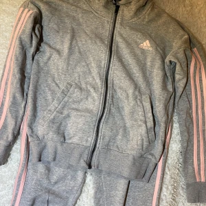 Adidas mjukisset - Fint skick. Både trlja och byxor XS