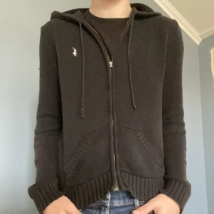 Stickad ralph lauren zip  - En fin stickad ralplauren zip up, skick 8/10. Säljer pga att den är lite liten.