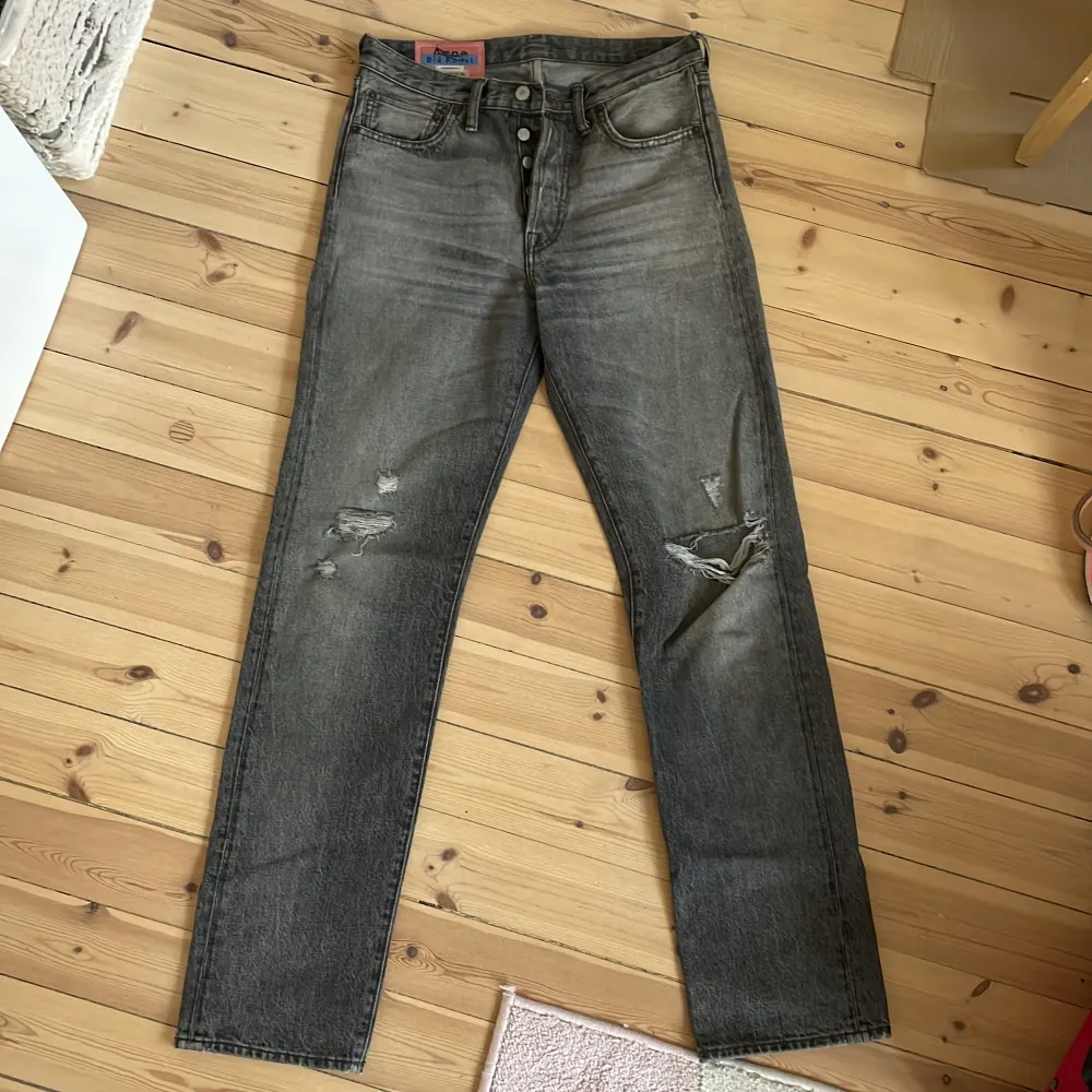 Acne Studios 1996 jeans från 2019, storlek 29/34. Knappt använda. Liknar levis 501 i modellen. Jeans & Byxor.