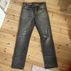 Acne Studios 1996 jeans från 2019, storlek 29/34. Knappt använda. Liknar levis 501 i modellen