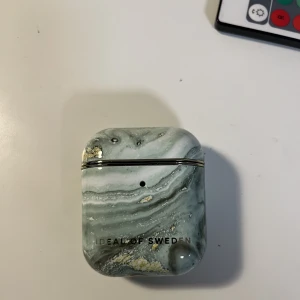 AirPods skal Ideal of Sweden  - Har aldrig använt innan och är i super bra skick! Har bara öppnat och har ingen förpackning. 