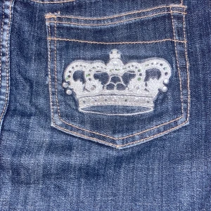 Jeanskjol - Säljer denna jeanskjolen som jag köpte på secondhand. På kjolen står storleken xs men jag har s-m och den passar mig. Materialet är även lite strechigt. Märket är Jeans Gold. Om ni är osäkra så kan ni skriva till mig och fråga om fler bilder eller mått.💗