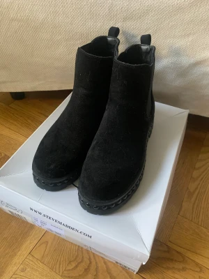 Boots med pärlor  - Snygga boots med pärlor  Använda 1 gång Köpte dem för små  St 37, normala i storlek 
