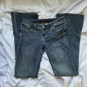 Low waist flared jeans från hm som knappt är använd