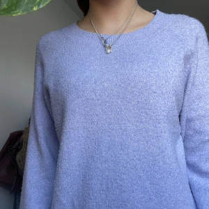 Lila tröja  - Lila tröja från Vero Moda knappt använd så superbra skick💕