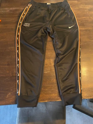 Nike sportswear Repeat byxor - Sjukt sköna och snygga tracksuit byxor. Jag har tröttna på denna stilen så därför jag säljer den. Skicket är 10/10 jag har använt den fåtal gånger kan gå ner i pris vid snabb affär