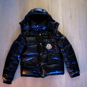Moncler maya /k2 - Säljer nu min eftertraktade sällsynta moncler k2 down big logo, (KVITTO MEDFÖLJER!!) (stor logga så drängarna ser att man kommer) den är lagad på ett litet ställe längst ner till vänster på baksidan, men syns inte.  (PRISET ÄR INTE HUGGET I STEN)