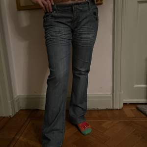 Super snygga Low waist jeans från miss fashion är i storlek 40/38