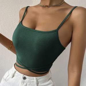 Emeraldgrönt kort linne med lite stretch. Snörena man knyter är ca 95 cm långa vardera