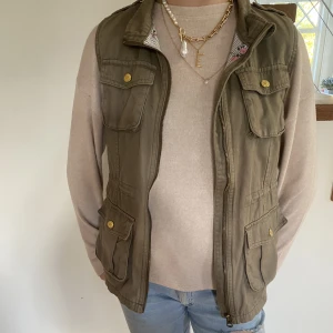 Grön jeans väst💕 - Jättefin och trendig grön jeansväst perefekt till hösten💕