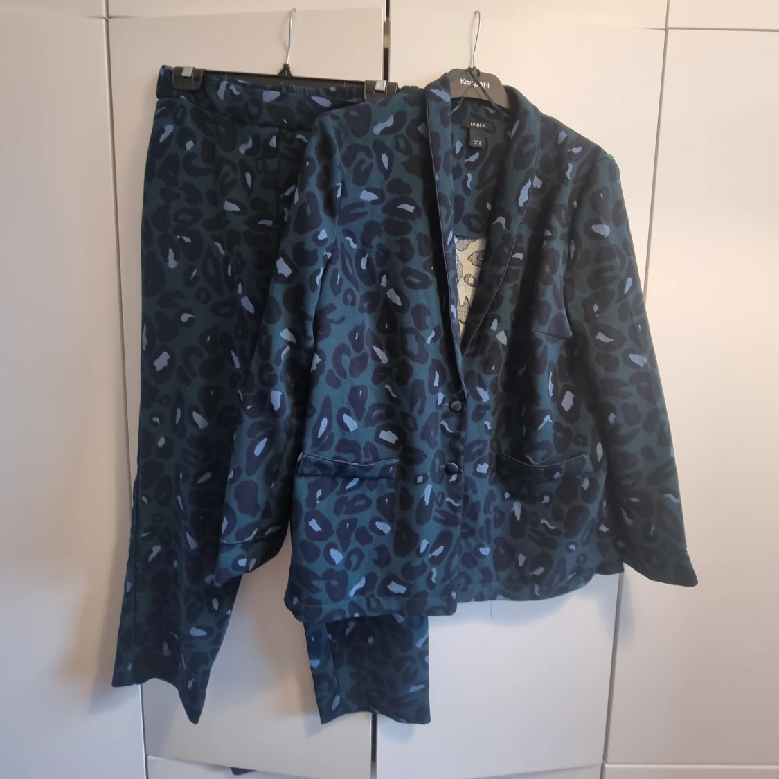 Grönt leopardmönstrat kostymset Lindex