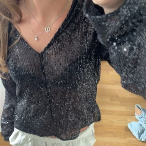Glittrig tröja - Jättefin glittrig tröja från gina tricot, använd en gång! Passar perfekt som nyårstopp 🌟