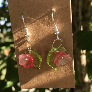 Örhängen  - Vackra blomm örhängen med vackra glasblommor och sterling silverkrokar. Silver eller guld omfattning kan väljas ⚜️🪙.Nytt, oanvänt och handgjort. Finns i fler färger. Kontakta gärna vid frågor☺️mer smycken finns på min profil💍skriv innan köp🌺 80kr paret
