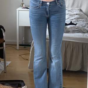 Ett par superfina blå jeans från Gina i helt nytt skick 🩷 Säljer då de är för korta för mig. Midja 63 cm / Benlängd (grenen t slutet på jeansen) 77 cm 🩷