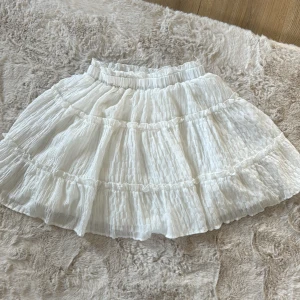 Kjol - Jättegullig vit kjol med fint mönster, den har även ett extra lager så den ej är genomskinlig 🙌🏼