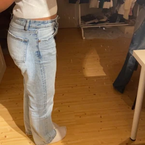 Jeans  - Hej! Säljer mina Zara jeans pågrund av ingen användning. De är MidRised med en fin ljus tvätt, passar till allt🤍🌸skick 8/10, skriv för mått mm🥰