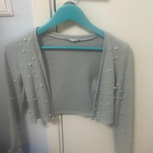 Ljus grön kofta med pärlor  - I bra skick 